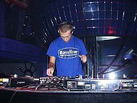 DJ Грув ведет дискотеку в Diamond Club